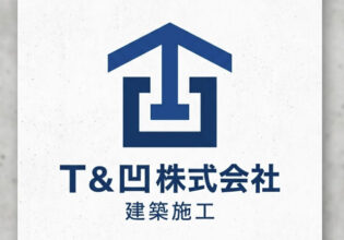建築施工業者「Tと凹株式会社（T＆凹株式会社）」のロゴマーク。家と矢印、漢字の「凹」を組み合わせた紺色のシンボルマークと、企業名、建築施工の文字